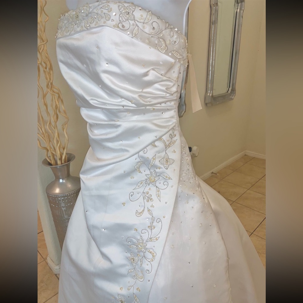 BOUTIQUE WEDDING GOWN SIZE 12 - Picture 3 of 11